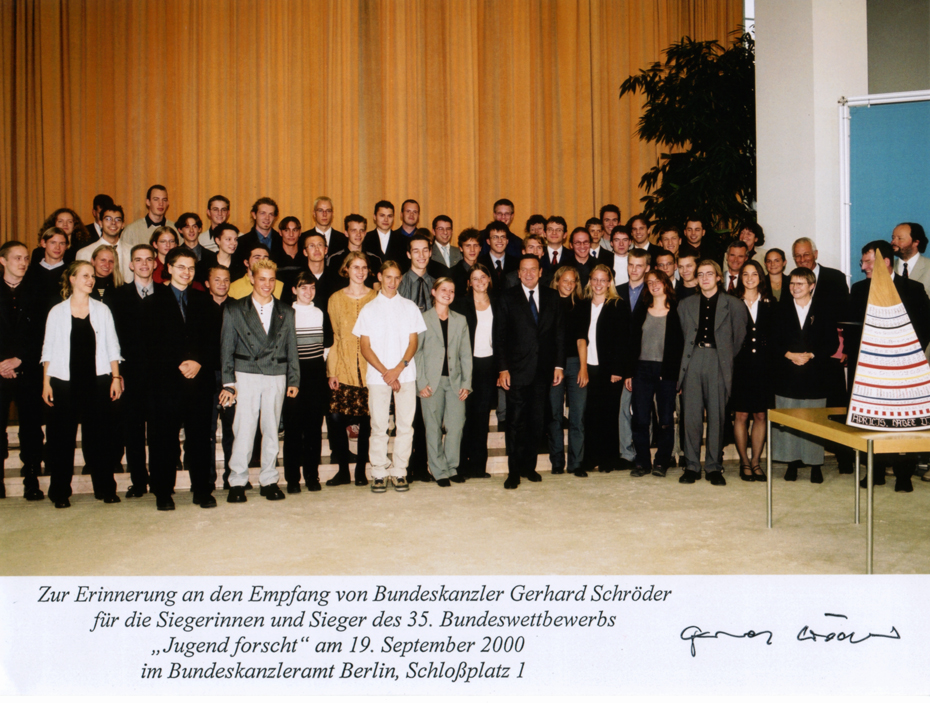 Gerhard Schröder with all Jufo-finalists